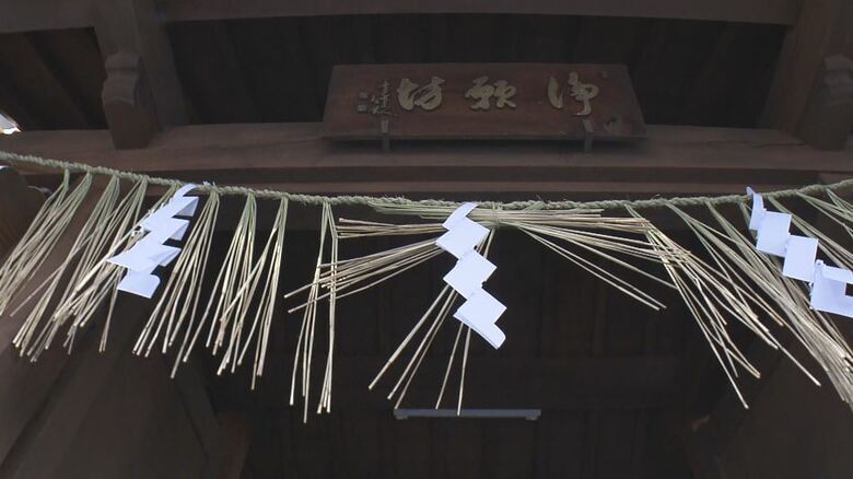 善光寺で「お注連張り」　神道と仏教が入り混じった珍しい風習　師走がスタート　長野市｜FNNプライムオンライン