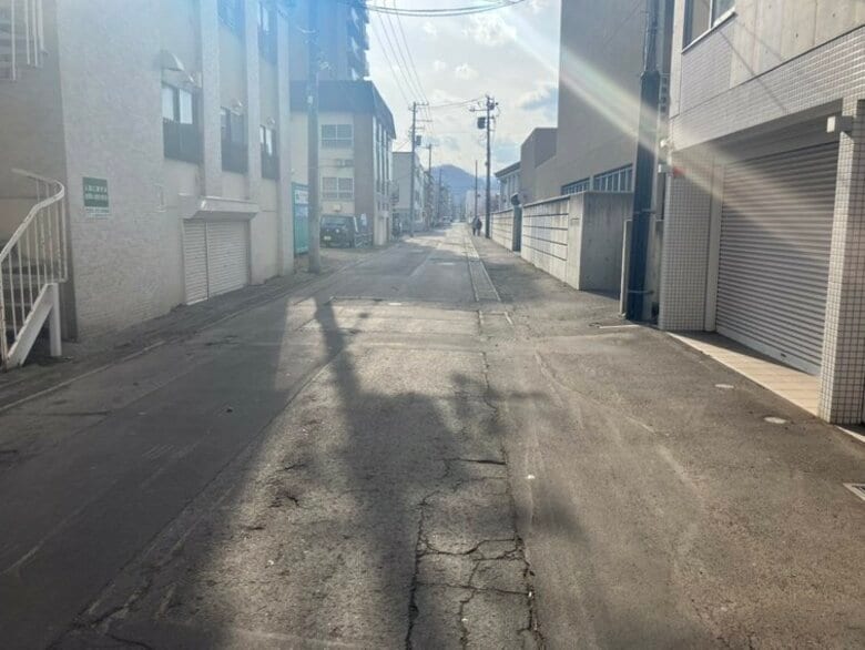 『男に触られた』10代後半の女性が未明の路上で背後から来た男に下半身を触られる被害_30～40代ぐらい身長約170センチの小太り体形の男が逃走中_付近では3月にもワイセツ事件が発生〈北海道札幌市〉｜FNNプライムオンライン