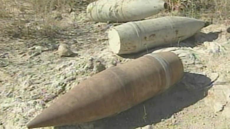 ナグル軍事基地跡の地面に転がったままの砲弾