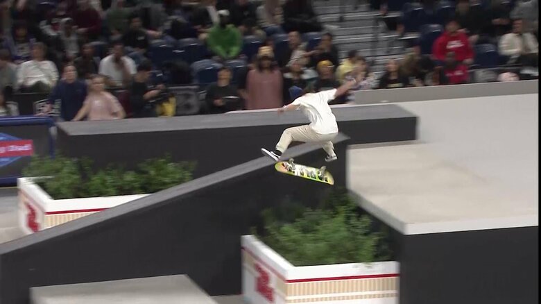 キックフリップをメイクする織田夢海(Street League Skateboarding)