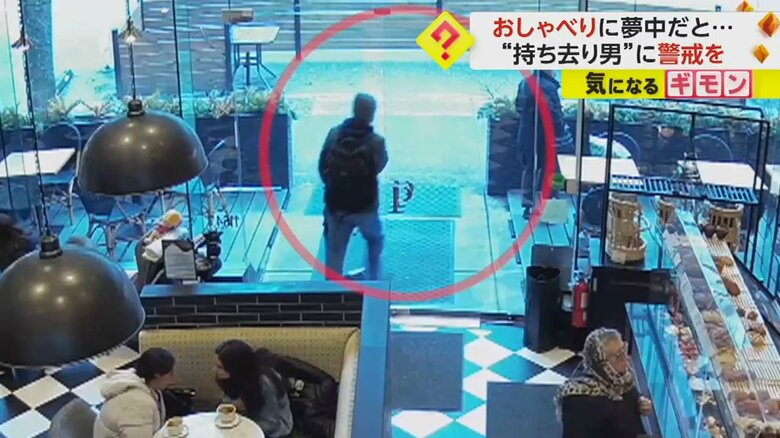 客のハンドバッグを持ったまま店を出て行く男(画像:Vancouver Police Department)