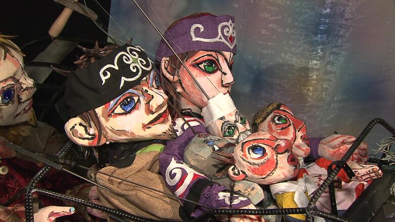 セットや小道具などが展示された