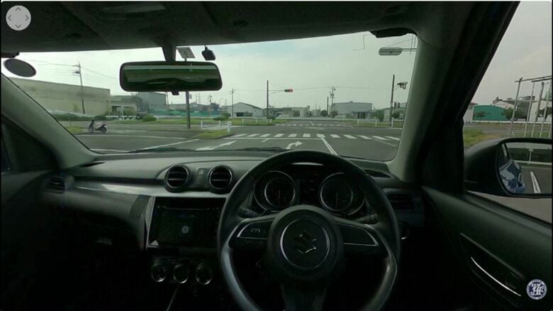 運転手の目線からは、前方には何も見えない　提供：JAF