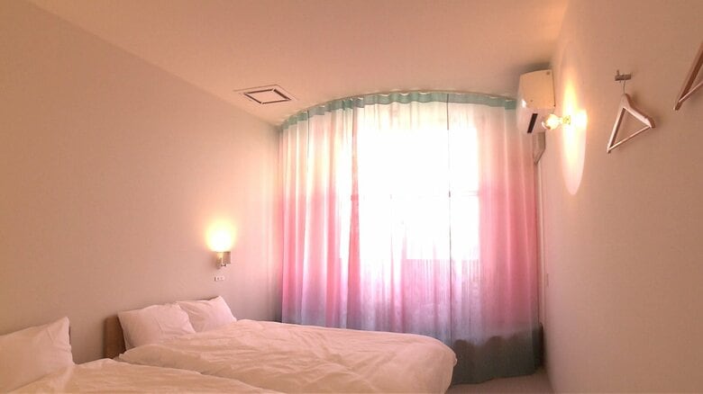 海に沈む夕日をイメージしたカーテン