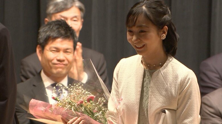 退場直前に、佳子さまは、参加者の子どもから花束を受け取られた