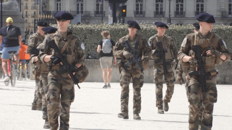 五輪期間中、厳戒態勢となったパリ市内