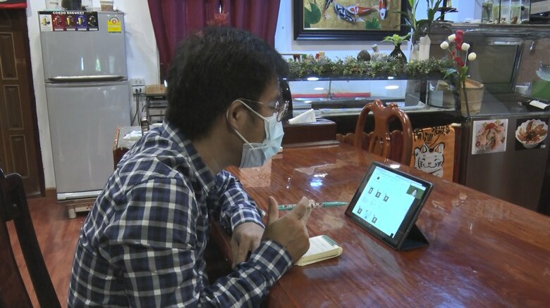 オンライン商談でお茶の品揃えを吟味するタイ人オーナー