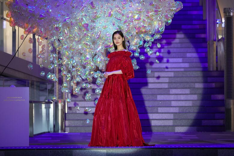 クリスマスらしい真っ赤なドレス姿の新木優子（28）