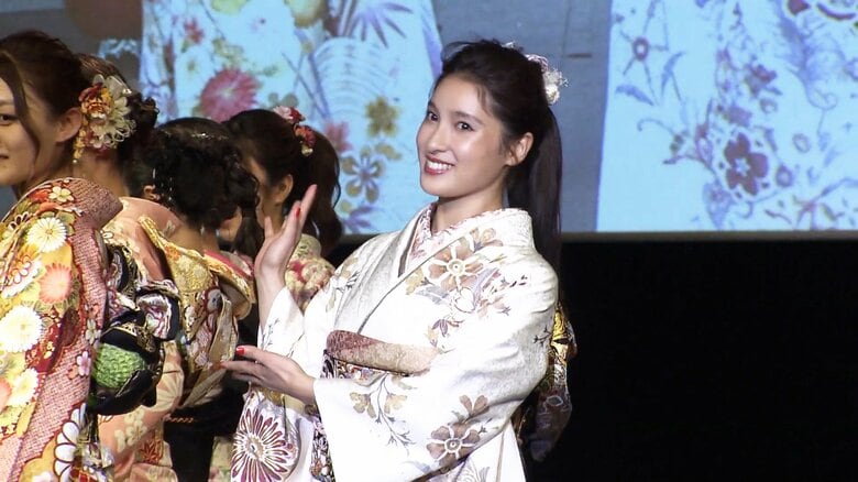 土屋太鳳さんをはじめ、総勢150名が振り袖でランウェイ