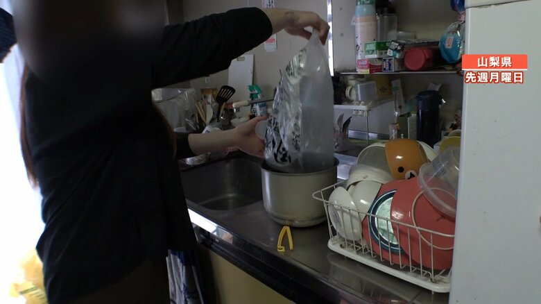 支援で受け取った食材で、子どもの昼食を作るシングルマザー