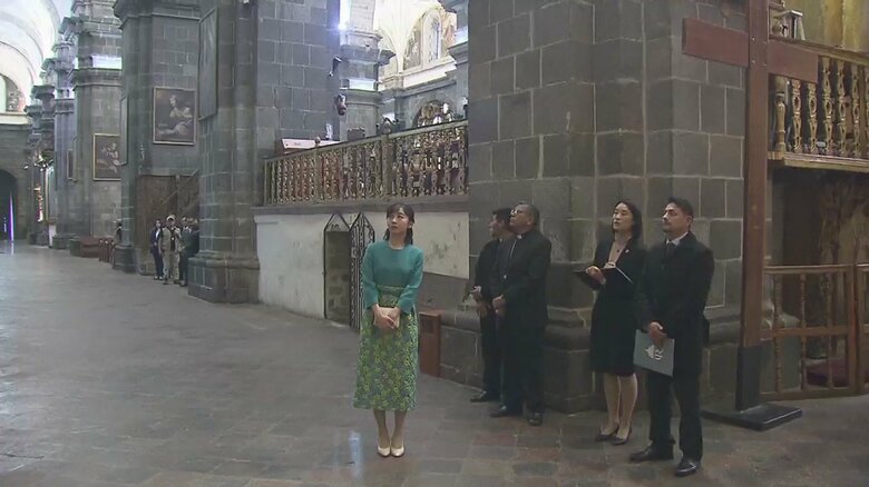 「最後の晩餐」を見上げ、質問を重ねられた佳子さま