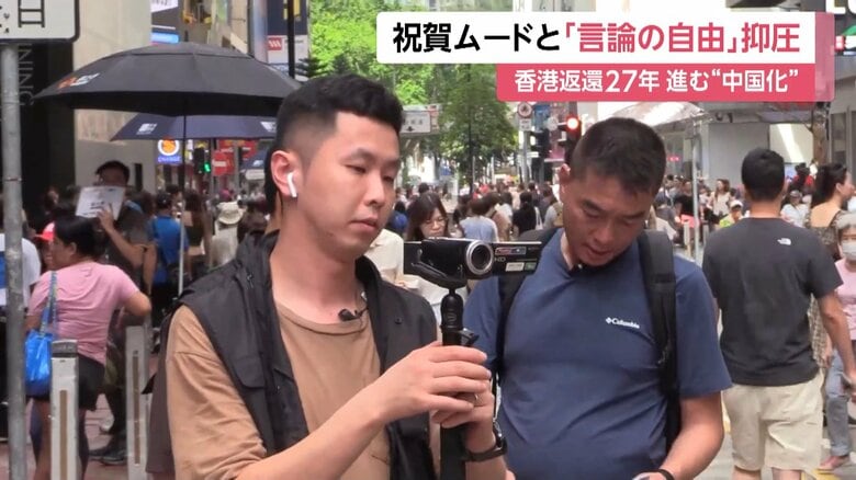 民主派団体の演説を撮影する警察官