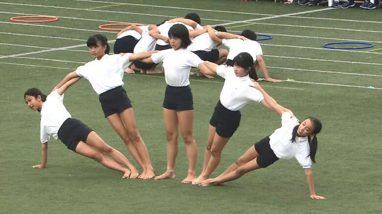 運動会で組み体操を披露される愛子さま（右から2番目）2013年10月12日