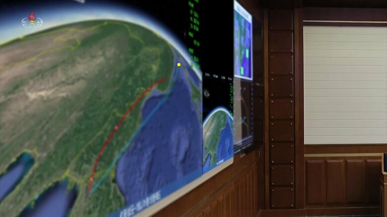 新型ミサイルの飛翔経路図（青と緑の線は水平面での経路、赤線は高度を示すとみられる）
