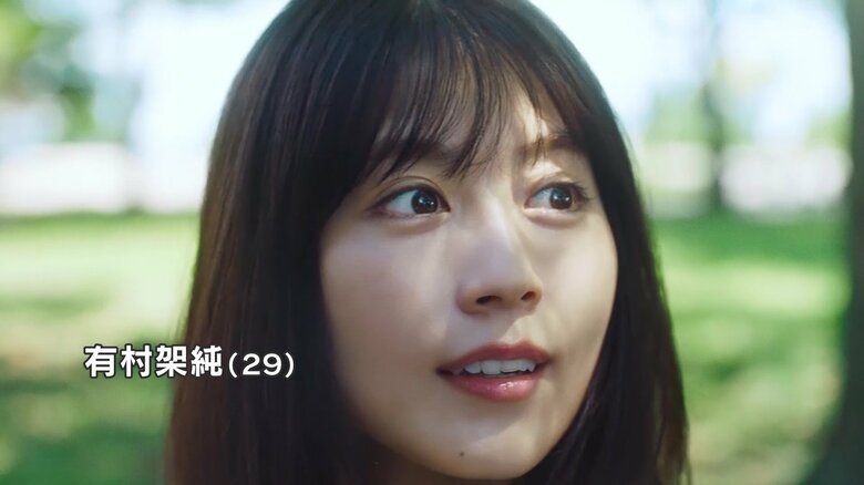 待ち合わせのシーンで笑顔を見せる有村架純さん。江崎グリコ ポッキー 新TVCM「友人をさそおう」篇のワンシーン