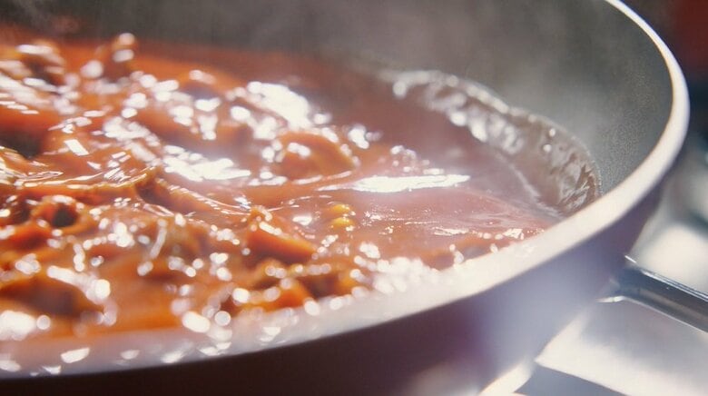 ルウなども入れて煮込んで（提供：ハウス食品株式会社）