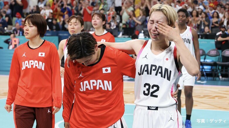 ベルギー戦終了後の日本選手ら（4日、ピエール・モロワ競技場）