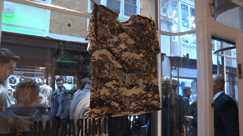 限定200着のTシャツ（200ポンド＝約3万9000円）を買い求めるファンの列が