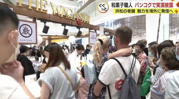 イベントブースには大勢の客が