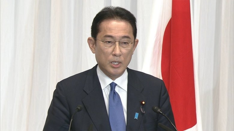 新総裁として初の記者会見に望む岸田氏