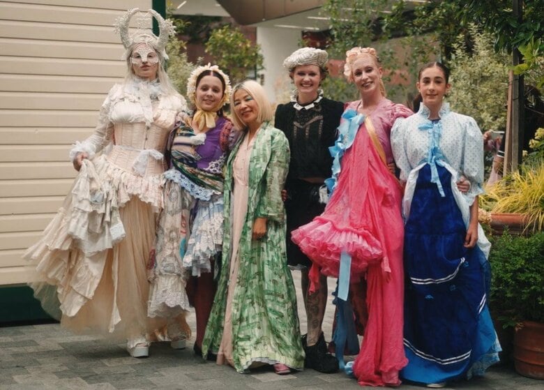 多彩な民族衣装が紡ぐ、多文化共生と平和のメッセージ