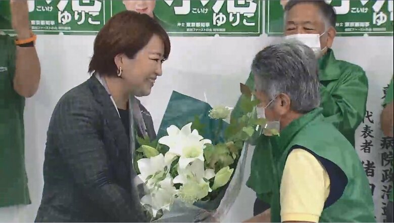 当選した　都民ファーストの会 荒木ちはる代表
