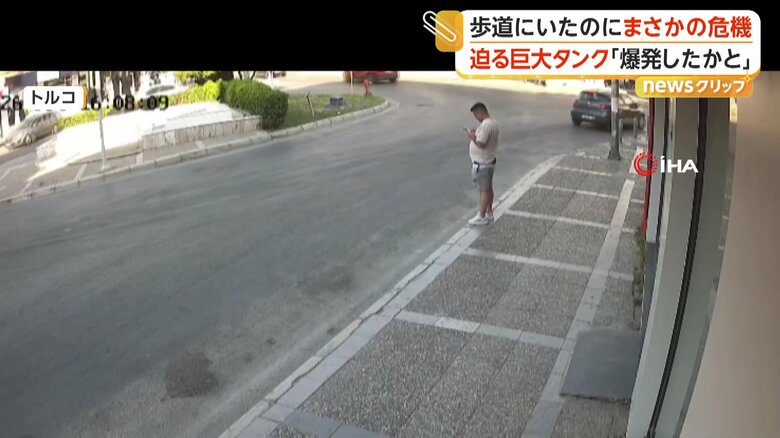 携帯電話に夢中な様子の男性
