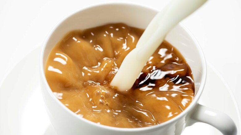 ミルクを加えて適量を飲むのが望ましいかもしれない（画像はイメージ）