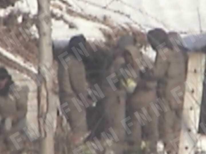 監視員の目を盗み凍った白菜を食べる収容者