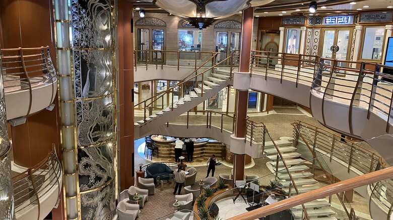 5～7階が吹き抜けとなっていて　開放感あふれる空間