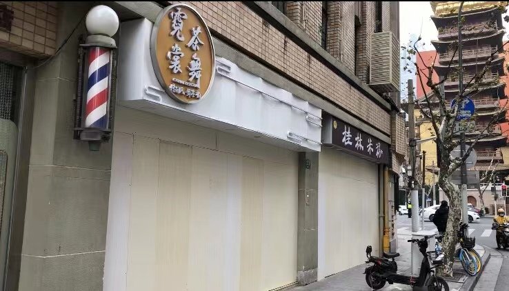 感染者判明後”板張り”の状態で封鎖された店（2022年1月撮影）