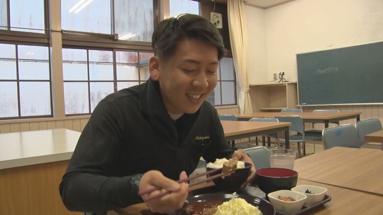 夕食を食べる作業員