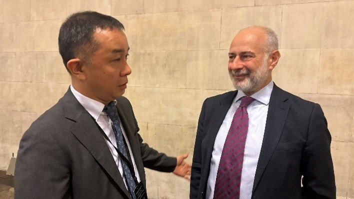 スターマー氏の下で影の平和・軍縮担当大臣を長年務めたハミルトン議員（右）