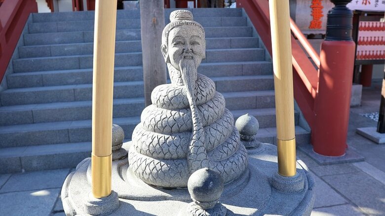 こちらが「宇賀神」の像（編集部撮影）