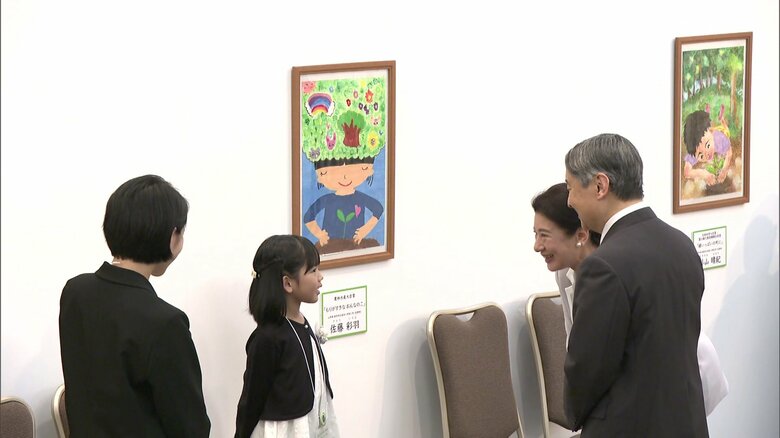 ポスター原画コンクールの入賞者らと懇談される天皇皇后両陛下