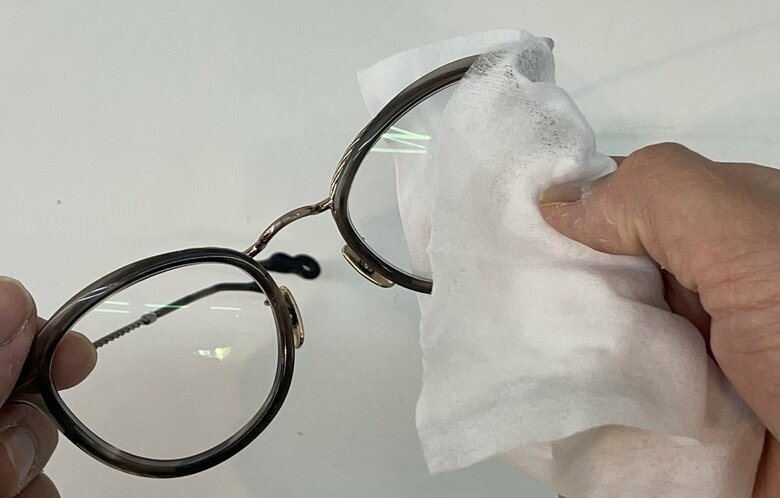 非常時の手入れは、乾拭きは避けウェットティッシュのようなもので軽く拭くのが良い（提供：坂田頼彦店主）