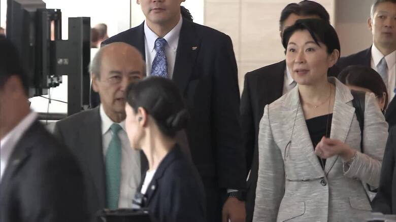 小渕選挙対策委員長（羽田空港・27日午前8時半ごろ）