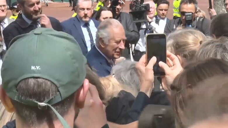 チャールズ国王が市民の前にサプライズで登場（5日、ロンドン）
