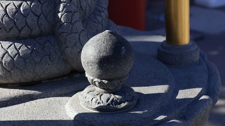 宇賀神の周囲には「宝珠」が（編集部撮影）