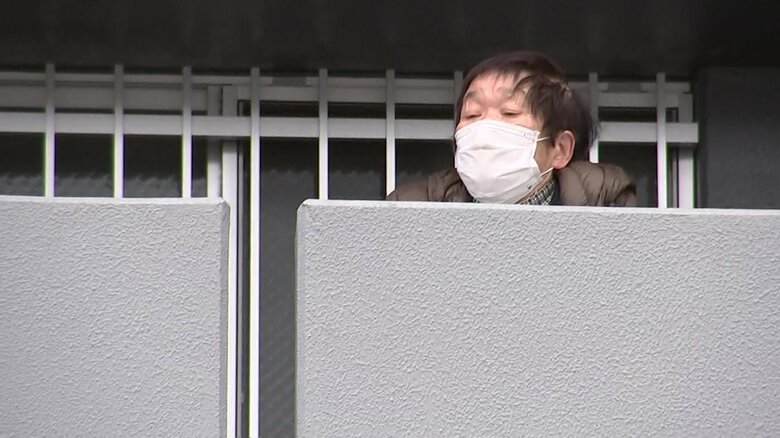 災害公営住宅から晴翔さんを見送る祖母・五百子さん