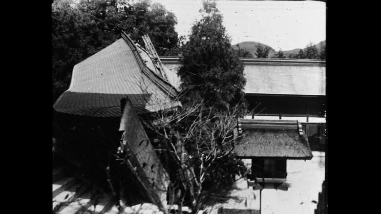 原爆投下後の諏訪神社（所蔵：長崎原爆資料館　撮影：小川虎彦氏）