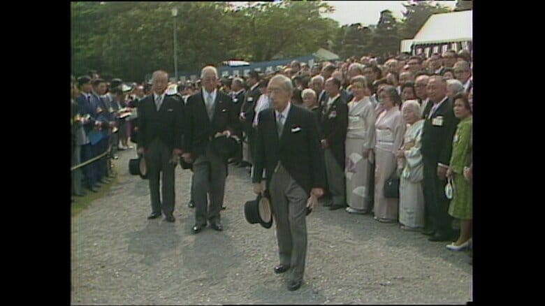 苑内を回られる昭和天皇