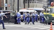 銀座で乗用車とトラックの事故　交差点に破片など散乱　乗用車の男性運転手を搬送　中央線はみ出し対向車線のトラックに接触か