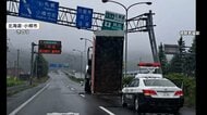前方が倒れ込んだダンプ　荷台部分が標識に激突　高速入口付近で5時間以上通行止め　ケガ人なし　北海道