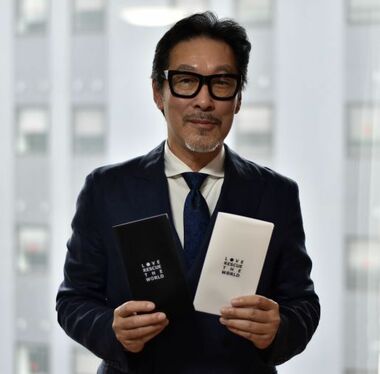 ようやく動き出した「段階的な脱マスク」に欠かせないアイテムとして、今注目を集めているのが LOVE RESCUE THE WORLDの「ダブル抗菌マスクケース」。その理由と背景に迫ります。
