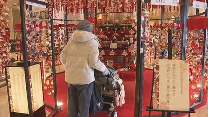 山形県酒田市の“傘福”など…名古屋駅前のホテルでロビーに雛のつるし飾り タイなどの縁起物約1万個が取り囲む