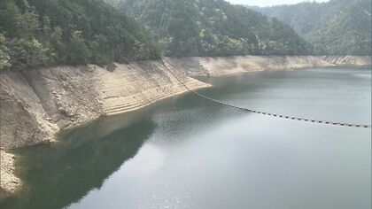 ダムの水位低下し岩がむき出しに…豊川用水で“5％節水”がスタート 田植えなど控えた農家は「雨を願うだけ」