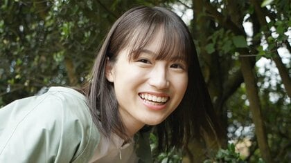乃木坂46・掛橋沙耶香の“歌声に誘われた”猫とニッコリ 地元・岡山の絶景スポットでギター弾き語り