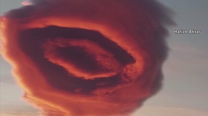 空に赤いUFO？バラ？奇妙な雲が出現し人々騒然　トルコ