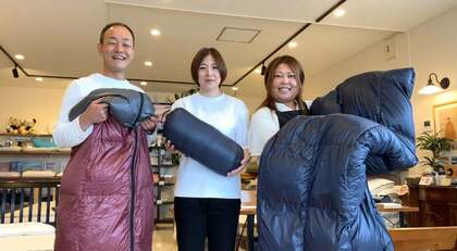 地元・和倉温泉の震災復興に願いを込めた、再生と癒しのシンボル「RENERU寝袋」。羽毛布団リサイクルで新たな一歩を踏み出した、小さな寝具店の開発ストーリー